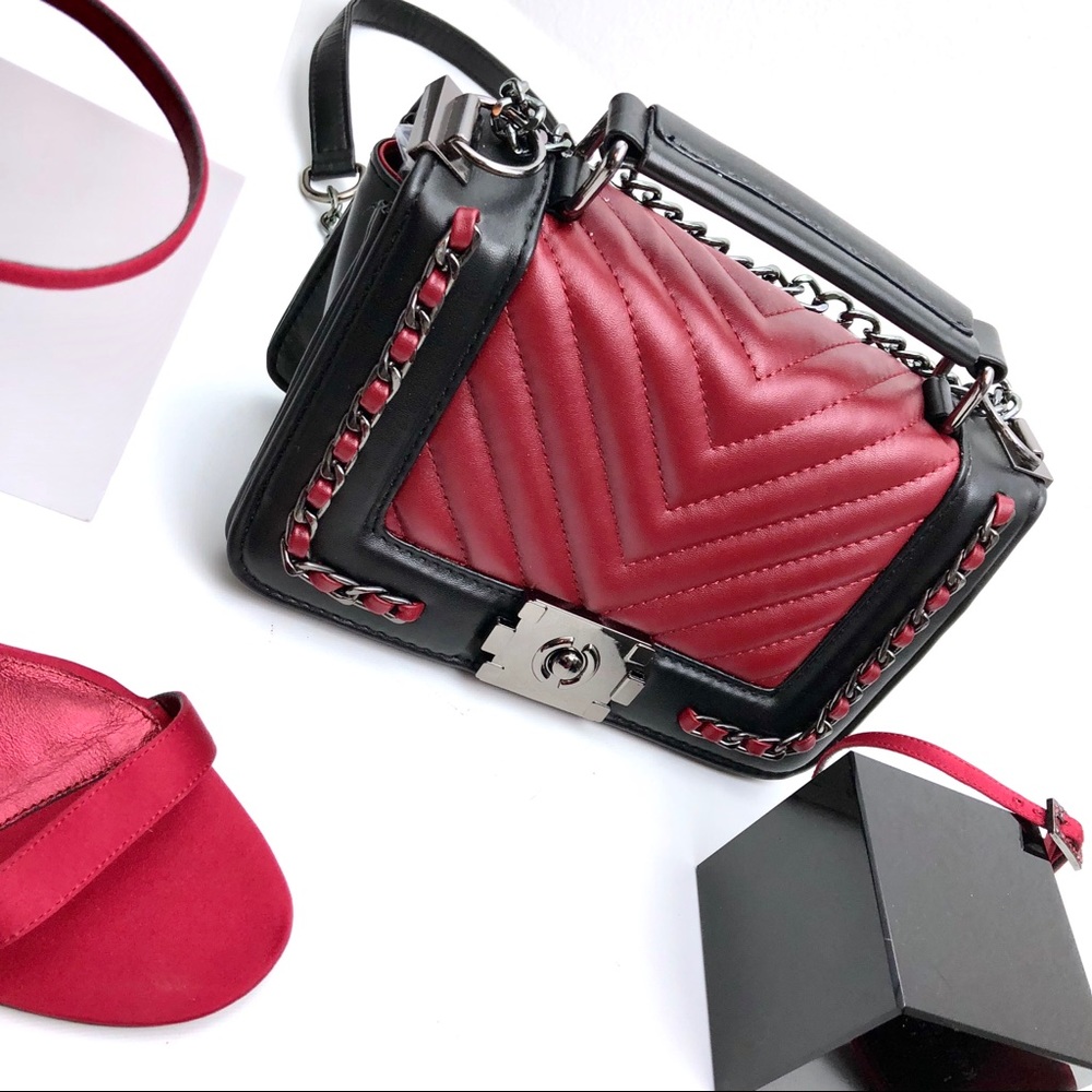 Quilted Crossbody bag with chains. - Picture 6 of 7